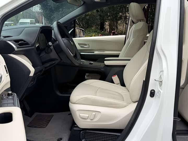 Фото 7 - Toyota Granvia