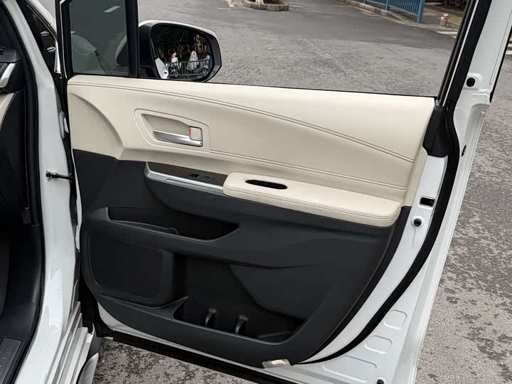 Фото 9 - Toyota Granvia