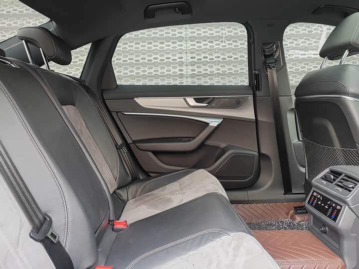 Фото 4 - Audi A6L