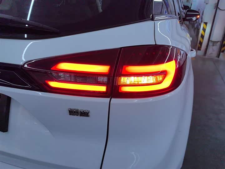 Фото 8 - Geely Atlas