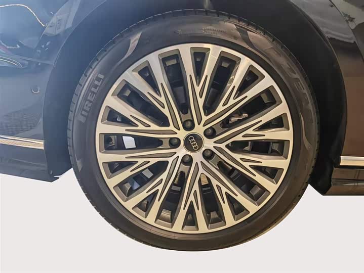 Фото 8 - Audi A8