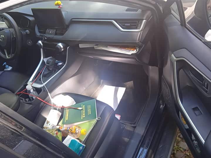 Фото 8 - Toyota RAV4