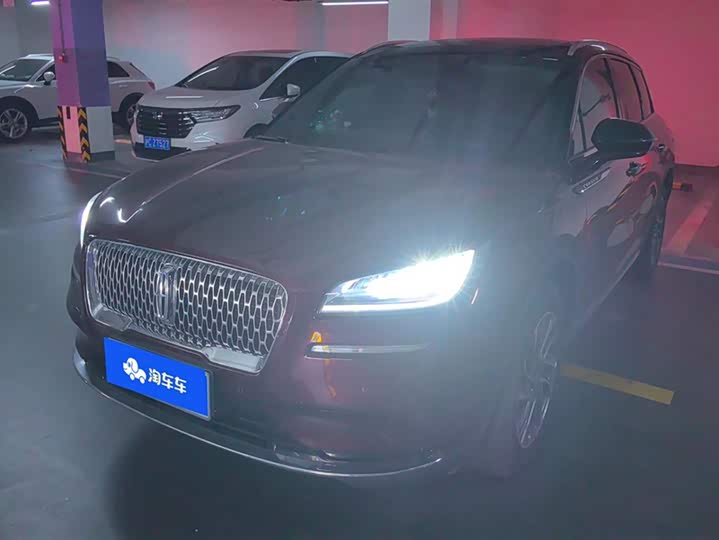 Фото 1 - Lincoln Corsair