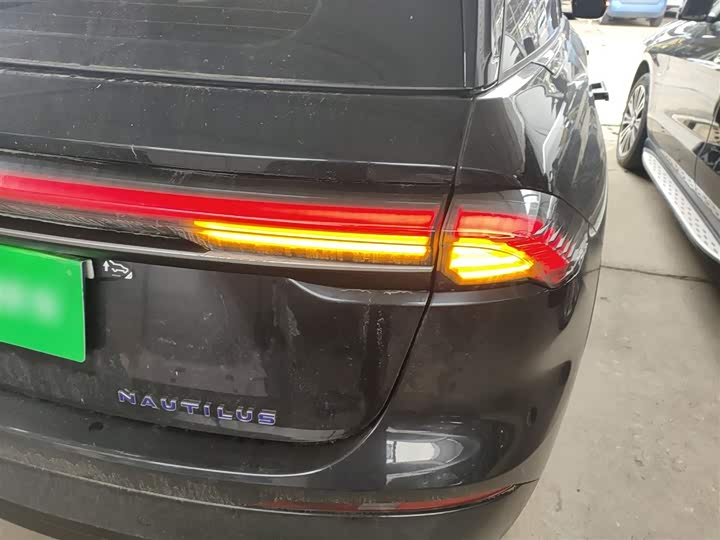 Фото 8 - Lincoln Nautilus