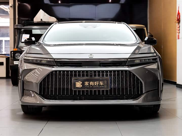 Фото 2 - Toyota Crown Sedan