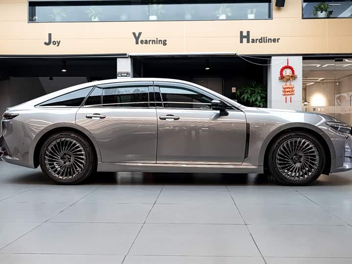 Фото 3 - Toyota Crown Sedan