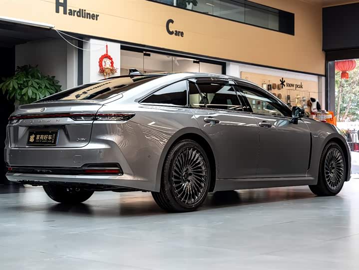 Фото 4 - Toyota Crown Sedan