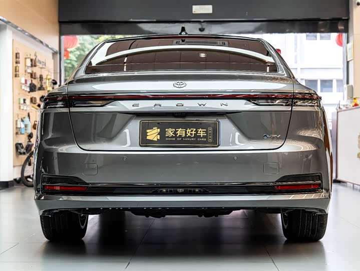 Фото 5 - Toyota Crown Sedan