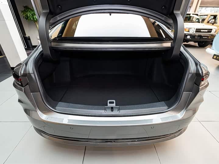 Фото 6 - Toyota Crown Sedan