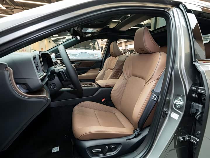 Фото 7 - Toyota Crown Sedan