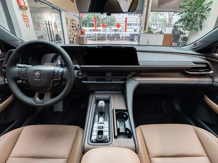 Фото 8 - Toyota Crown Sedan