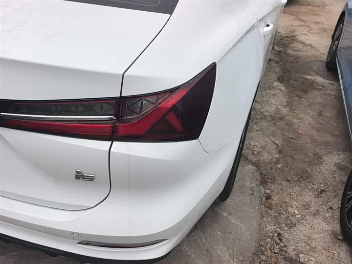 Фото 8 - Roewe i5