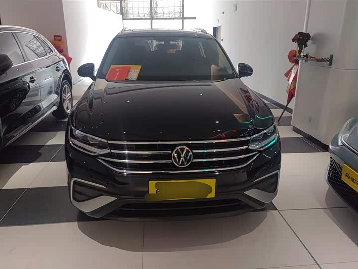 Фото 2 - Volkswagen Tiguan L Pro