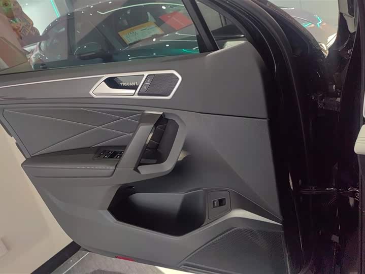 Фото 7 - Volkswagen Tiguan L Pro