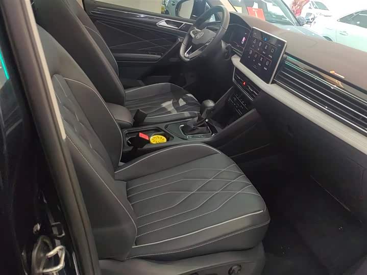 Фото 8 - Volkswagen Tiguan L Pro