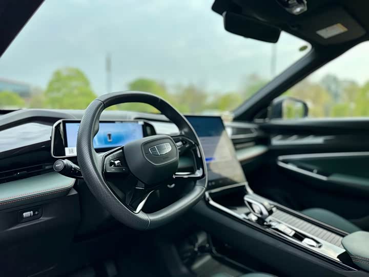 Фото 7 - Geely Atlas