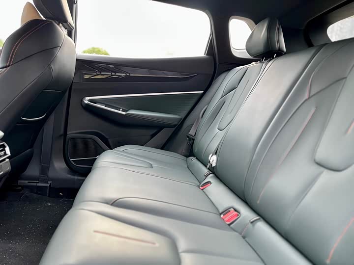 Фото 8 - Geely Atlas