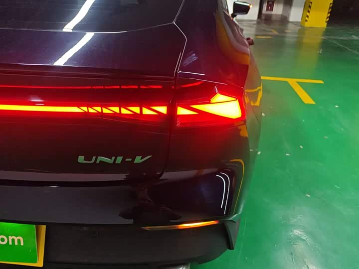 Фото 8 - Changan UNI-V