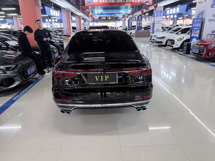 Фото 8 - Audi A8