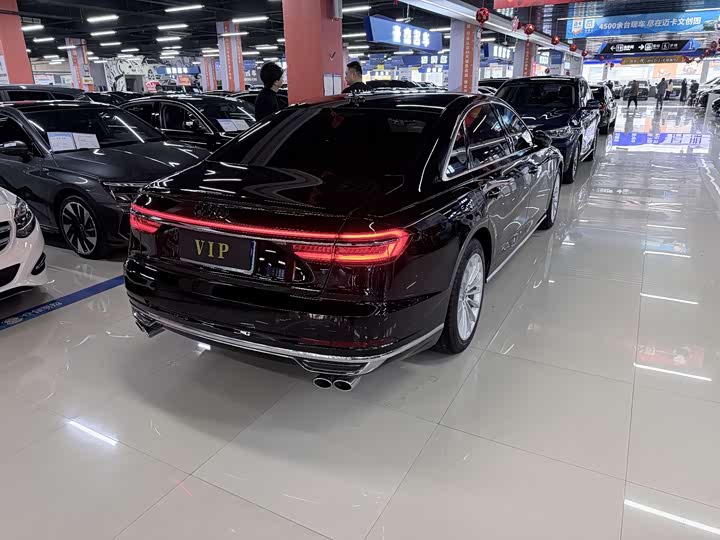 Фото 9 - Audi A8