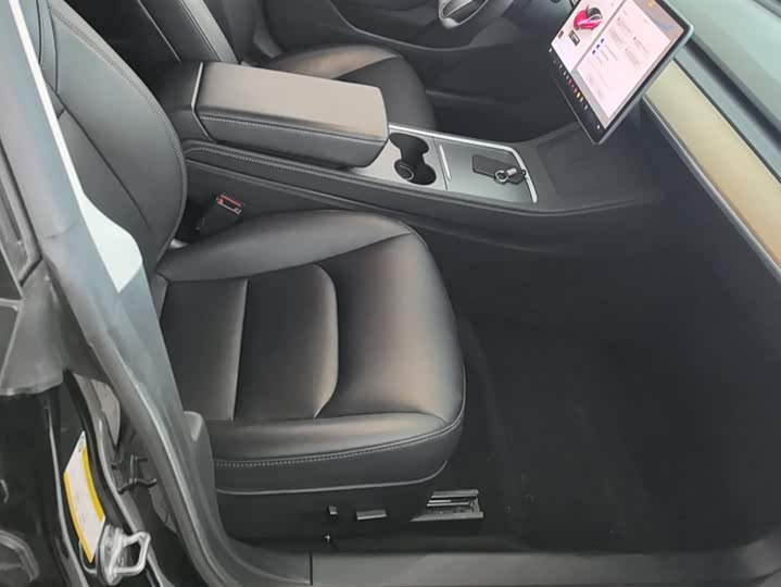 Фото 8 - Tesla Model 3