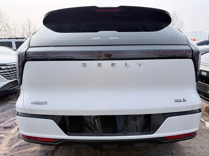 Фото 8 - Geely Atlas L