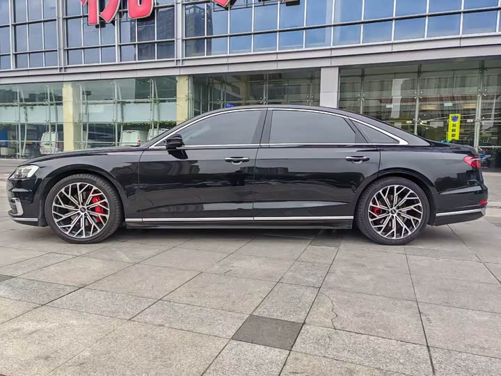 Фото 3 - Audi A8