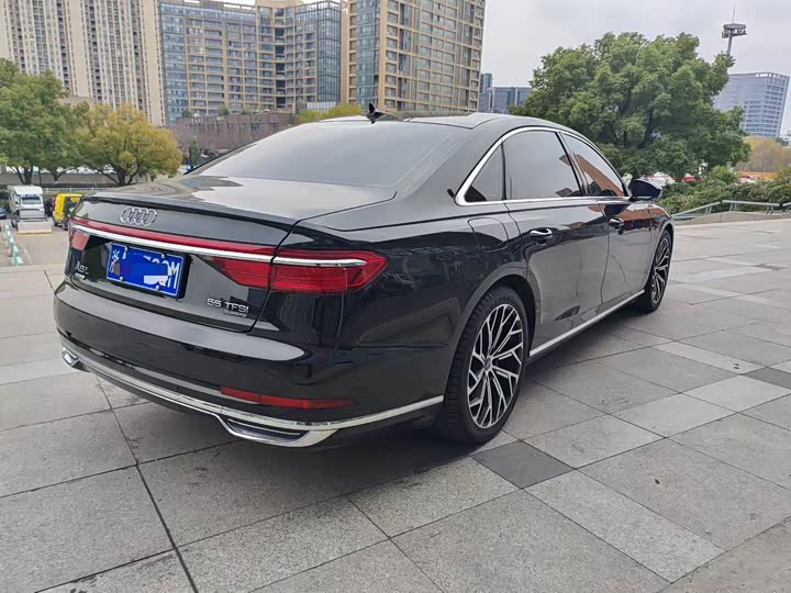 Фото 9 - Audi A8