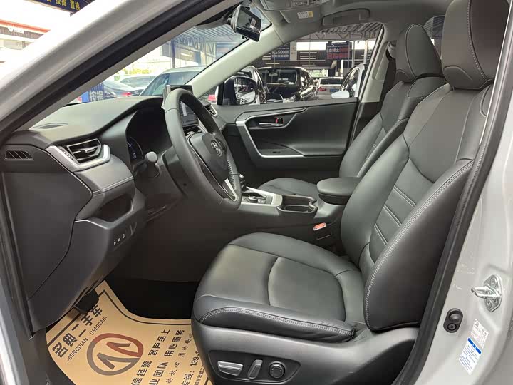 Фото 4 - Toyota RAV4