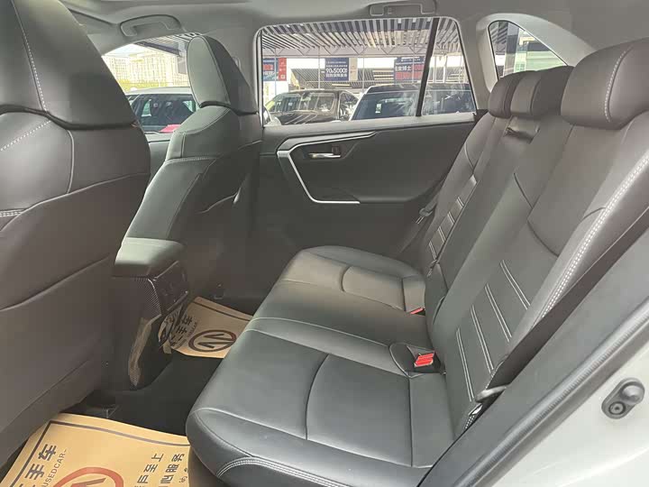 Фото 6 - Toyota RAV4