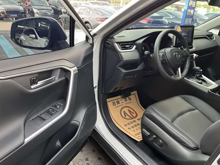 Фото 8 - Toyota RAV4