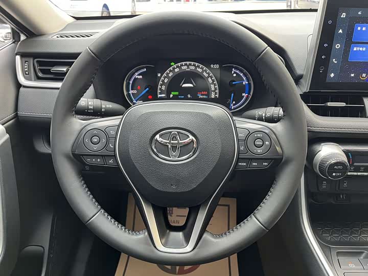 Фото 9 - Toyota RAV4