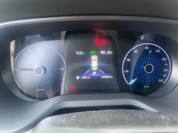 Фото 4 - Hongqi E-QM5