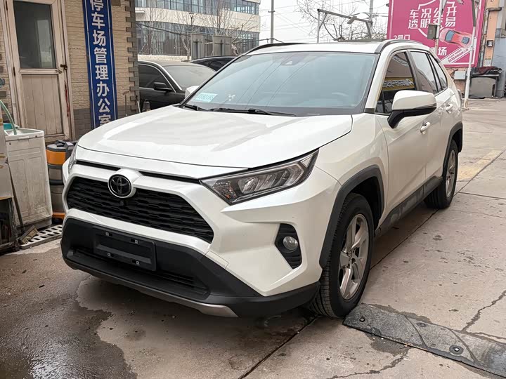 Фото 1 - Toyota RAV4