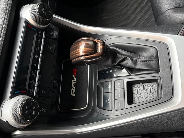 Фото 4 - Toyota RAV4