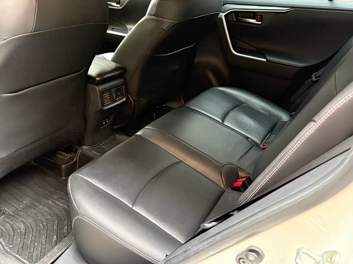 Фото 6 - Toyota RAV4