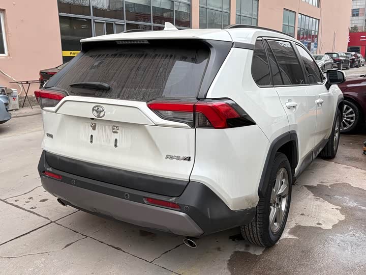 Фото 9 - Toyota RAV4