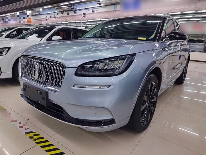 Фото 2 - Lincoln Corsair