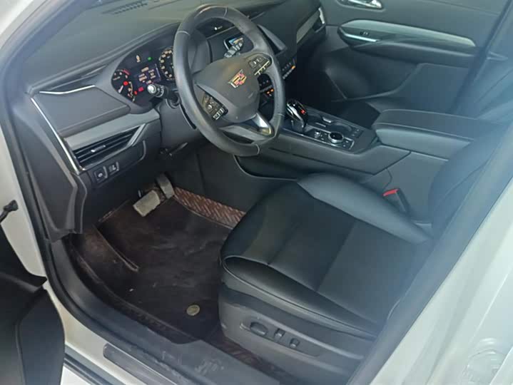 Фото 9 - Cadillac XT4