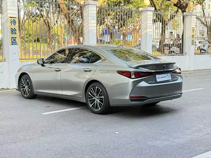 Фото 4 - Lexus ES