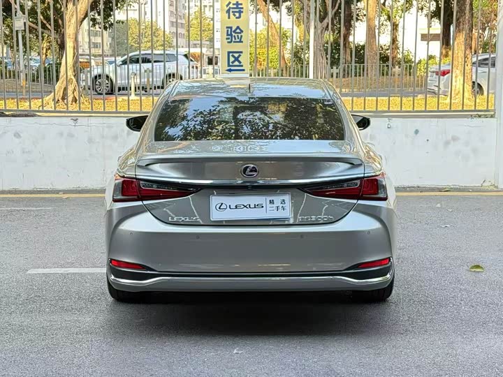 Фото 5 - Lexus ES