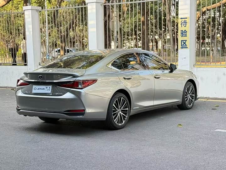 Фото 6 - Lexus ES