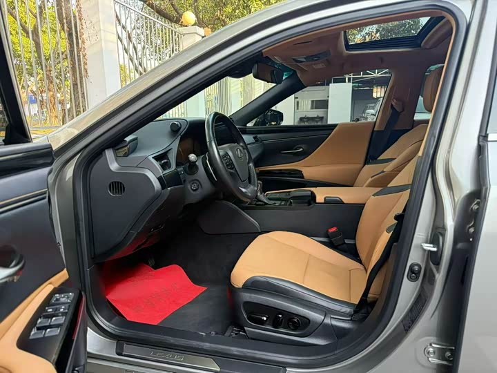 Фото 7 - Lexus ES