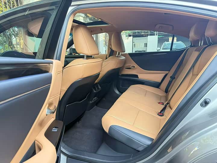 Фото 9 - Lexus ES