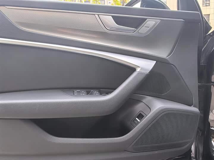 Фото 5 - Audi A6L