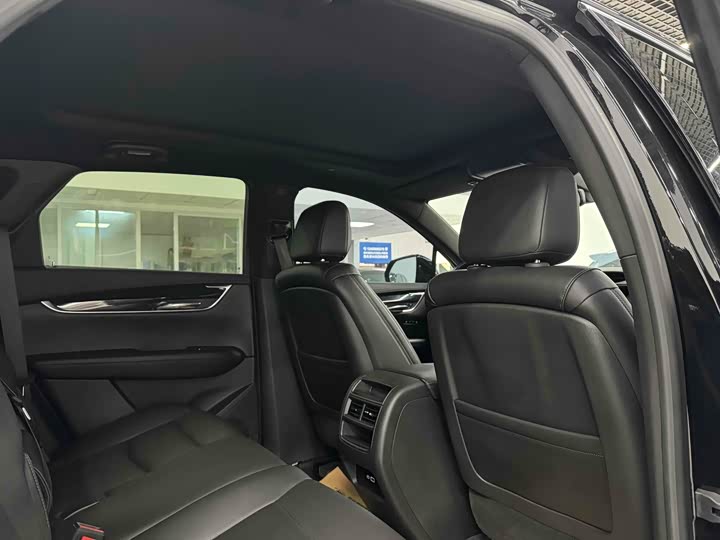 Фото 8 - Cadillac XT5