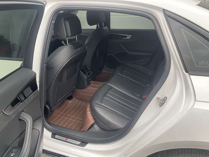 Фото 8 - Audi A4L