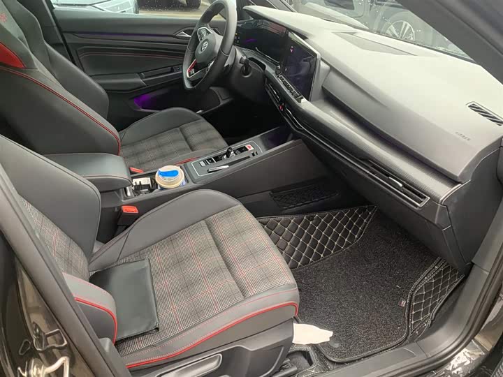 Фото 7 - Volkswagen Golf GTI