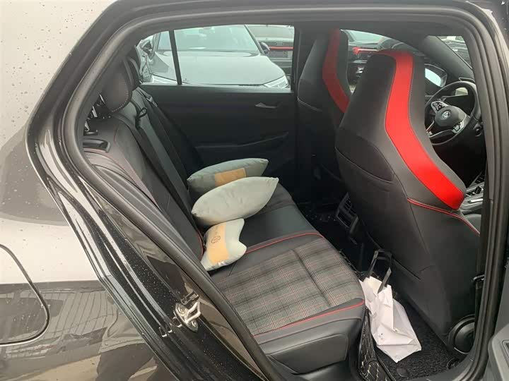 Фото 9 - Volkswagen Golf GTI