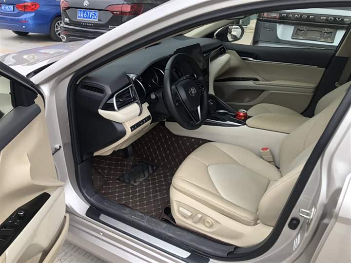 Фото 4 - Toyota Camry